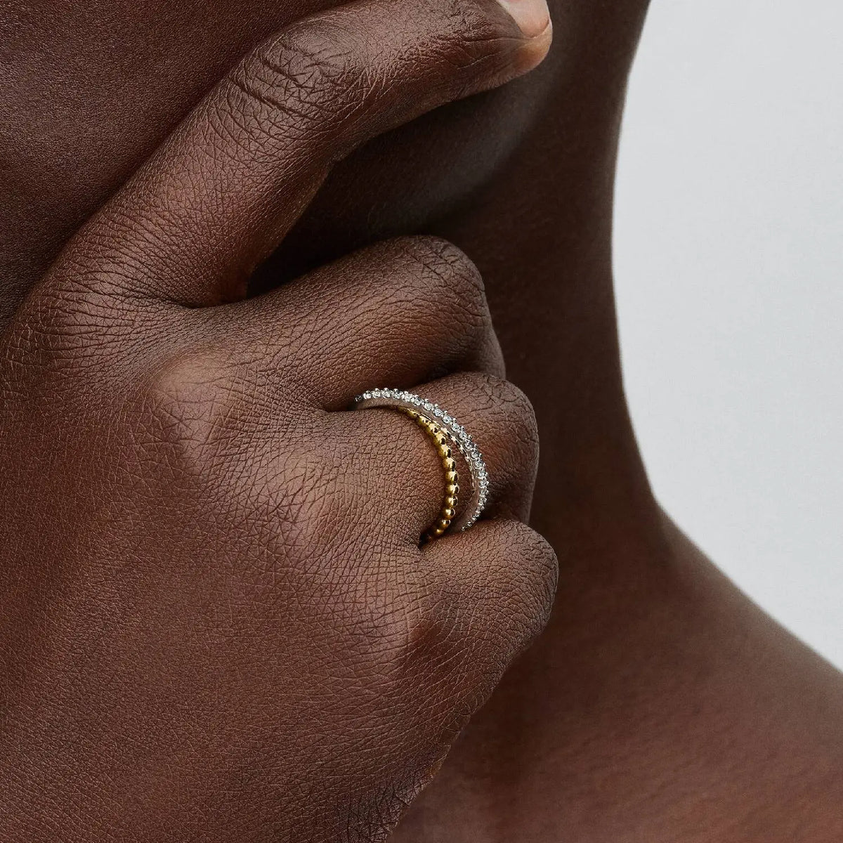 Pandora Gekreuzter Doppel-Bandring mit Kugeln und Pavé