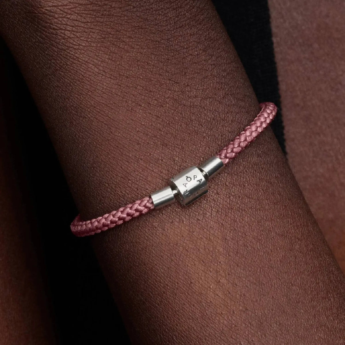 Pandora Moments Schimmerndes Rosafarbenes Kordel-Armband
