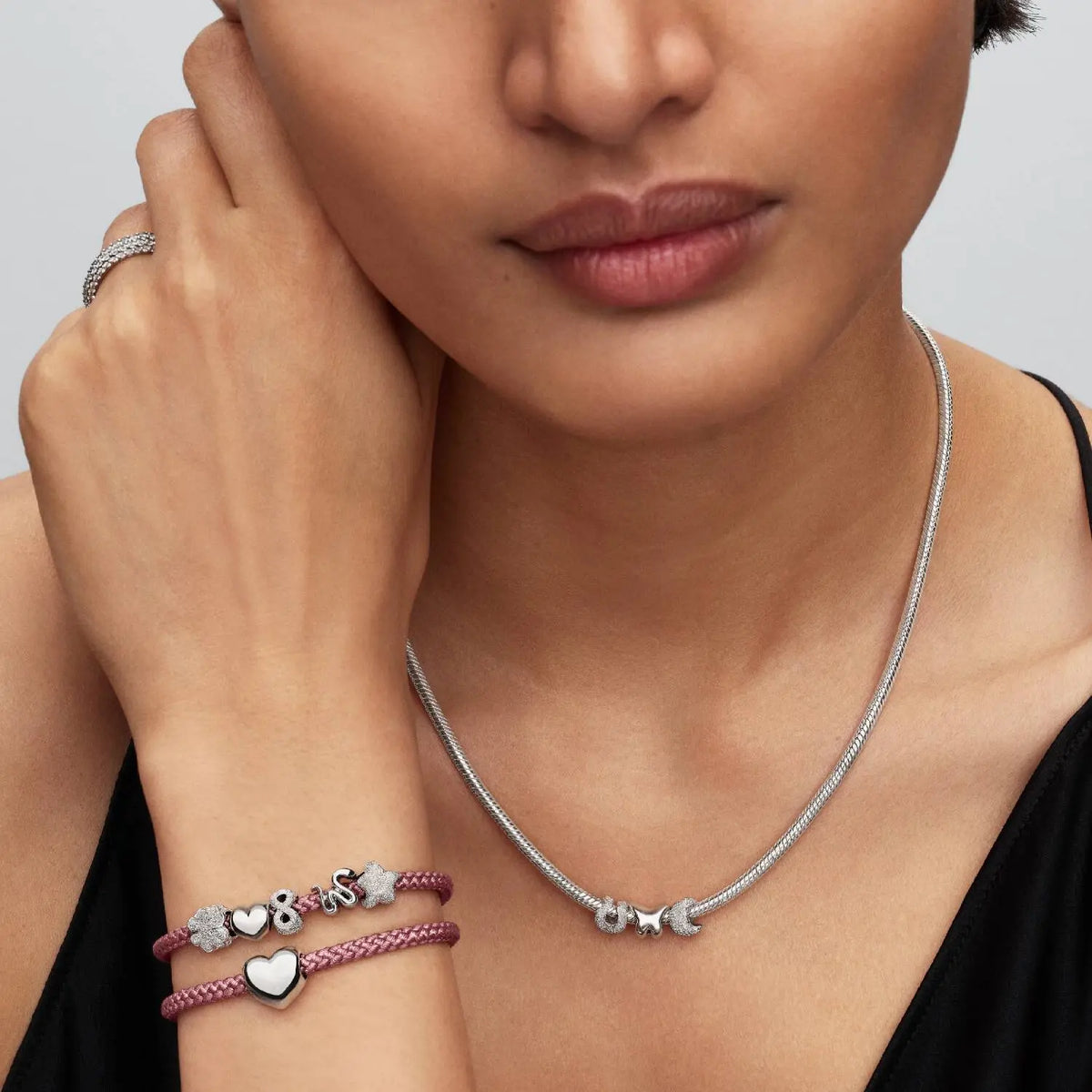 Pandora Moments Schimmerndes Rosafarbenes Kordel-Armband
