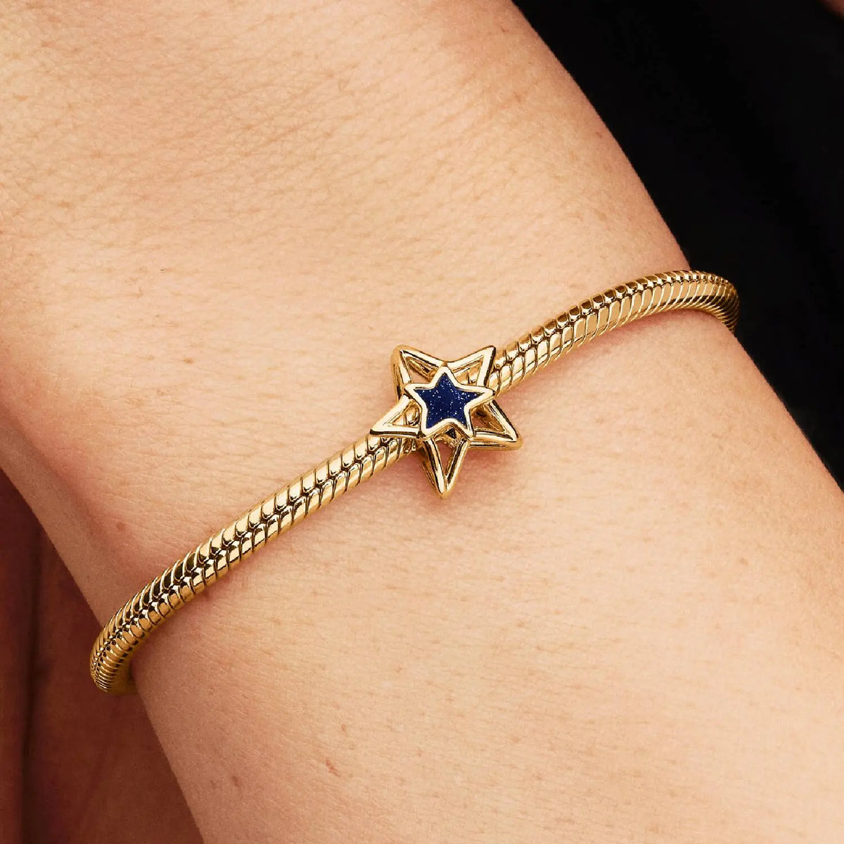 Pandora Moments Offen gearbeitetes Stern-Charm Goldfarben