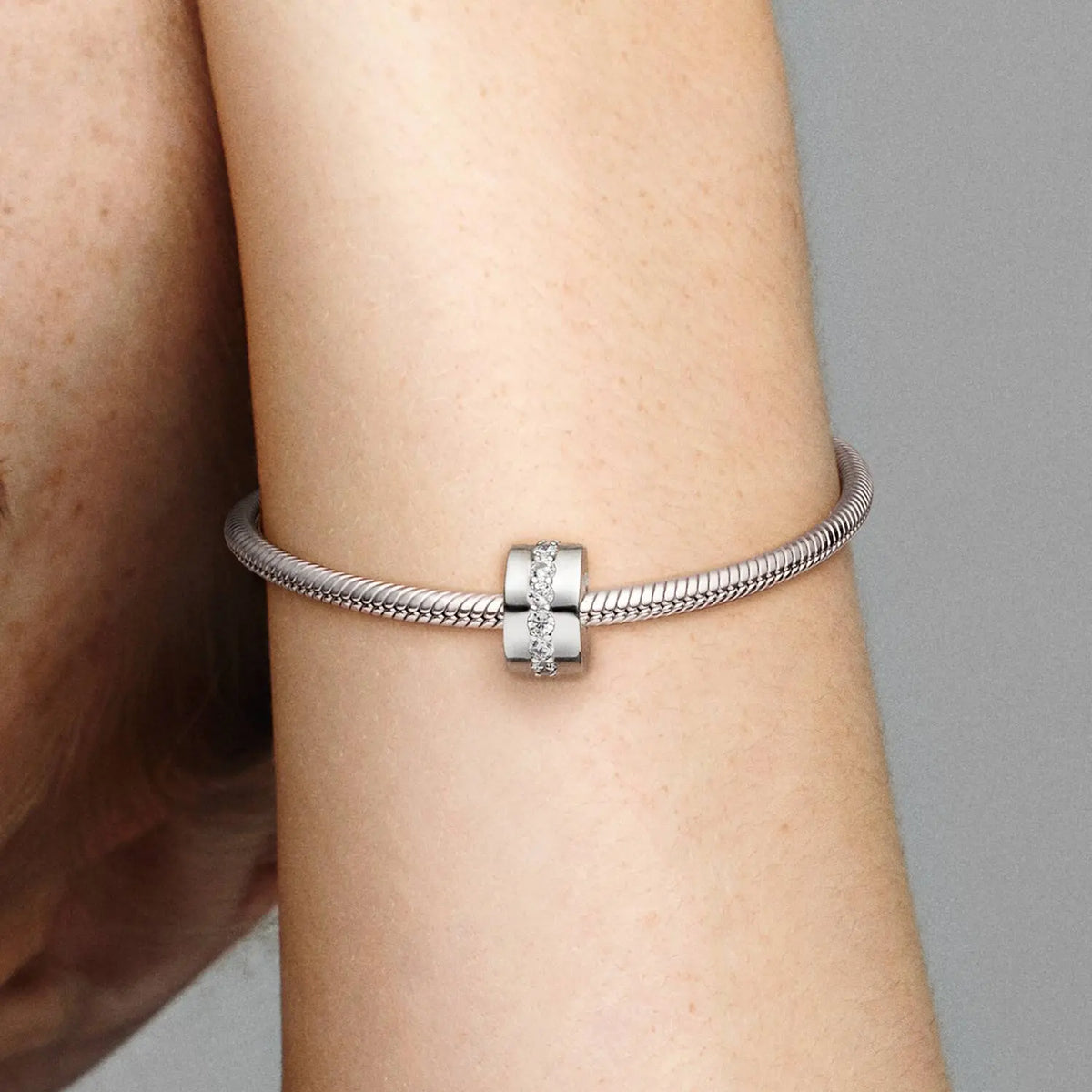 Pandora Moments Klare Funkelnde Linie Clip-Charm