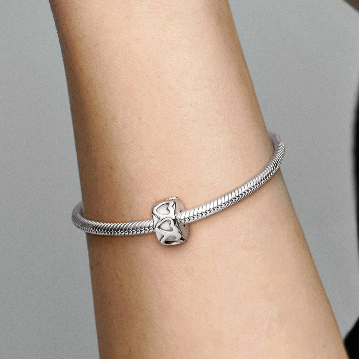 Pandora Moments Gereihte Herzen Clip-Charm