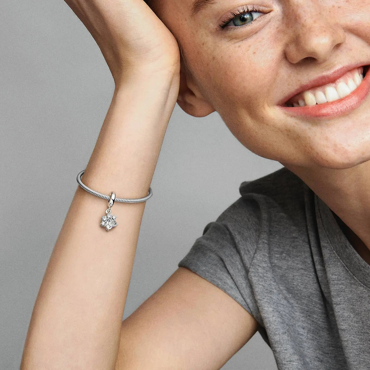 Pandora Moments Funkelnder Pfotenabdruck Charm-Anhänger