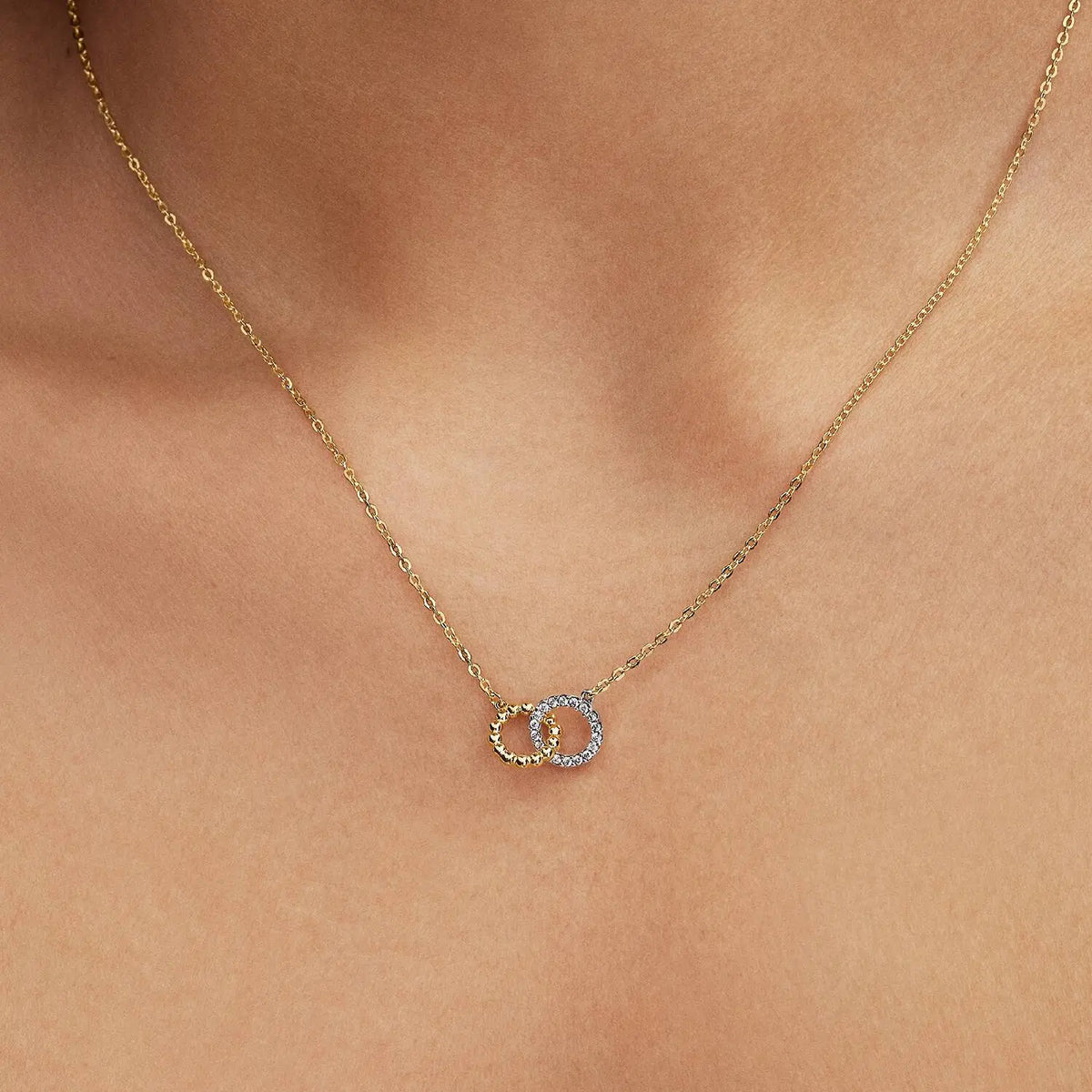Pandora Verschlungene Kreise Halskette mit Kugeln und Pavé