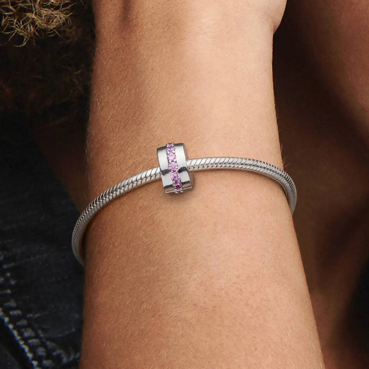 Pandora Moments Rosafarbene funkelnde Linie Clip-Charm