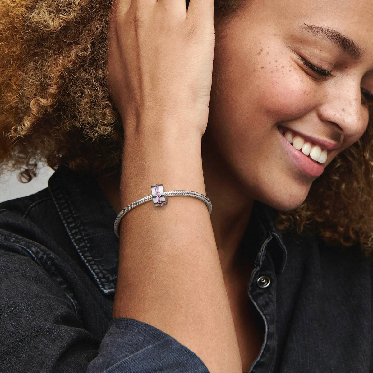 Pandora Moments Rosafarbene funkelnde Linie Clip-Charm