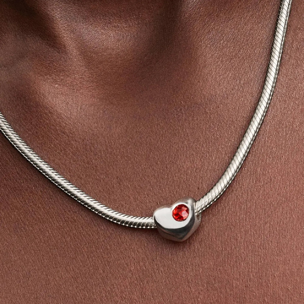 Pandora Moments Gravierbares Herz-Charm Roter Stein