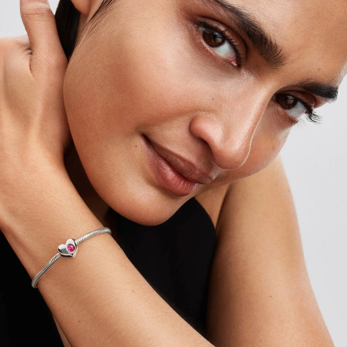 Pandora Moments Gravierbares rosafarbenes Stein-Herz Charm