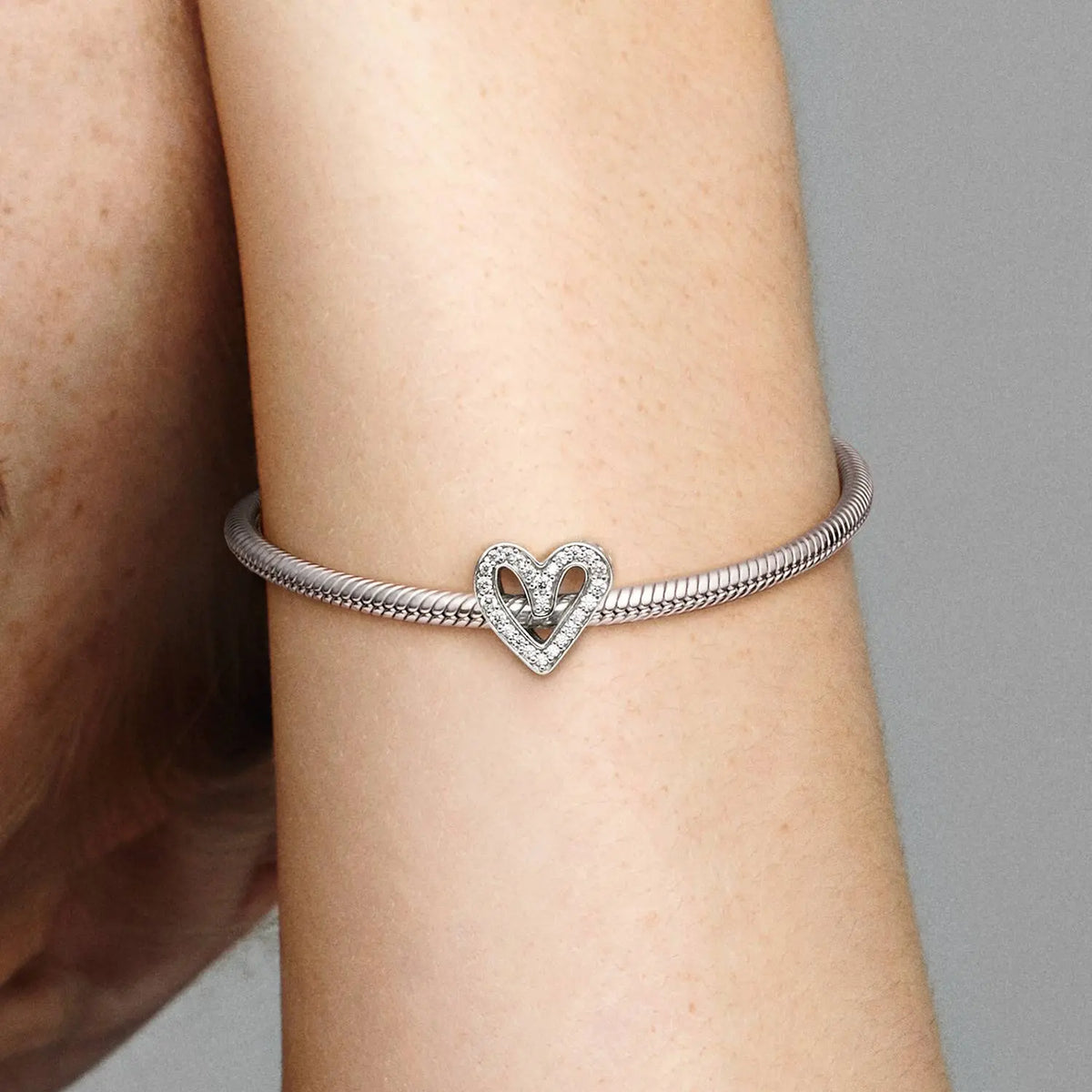 Pandora Moments Funkelndes Freihand-Herz Charm